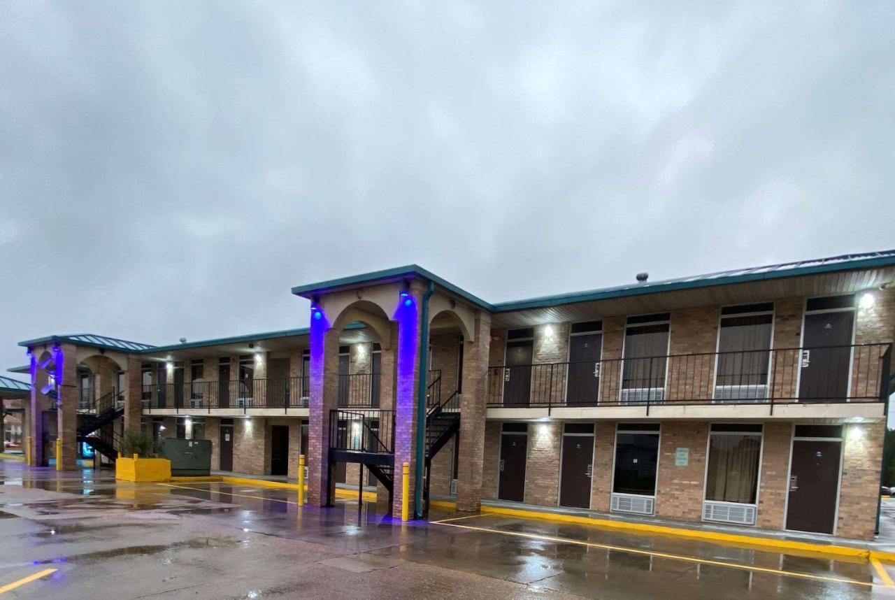 Days Inn By Wyndham Forest Bagian luar foto